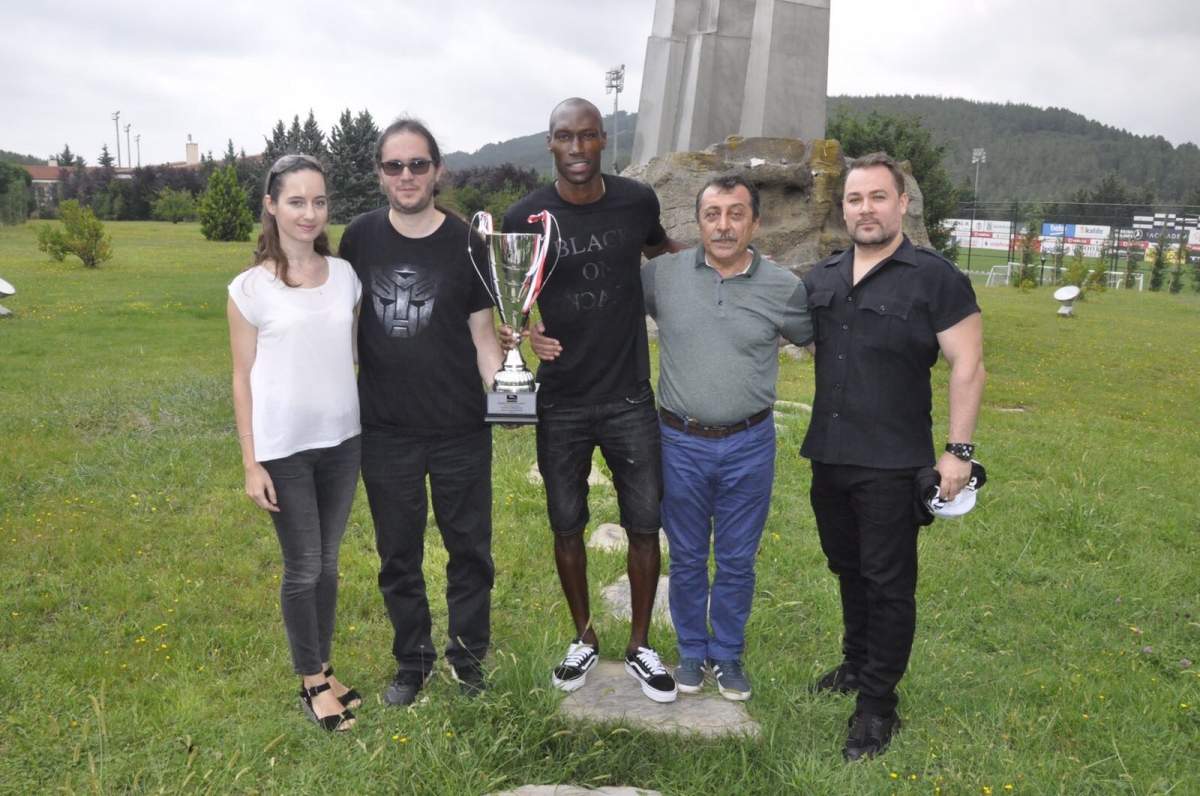 Yılın futbolcusu ve ulusal basın haberleri