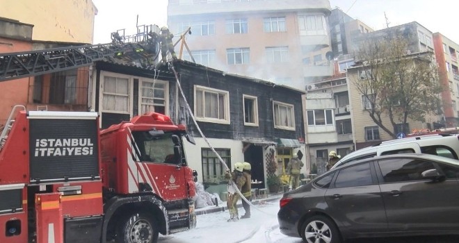 Beşiktaş’ta iki katlı ahşap bina alev alev yandı