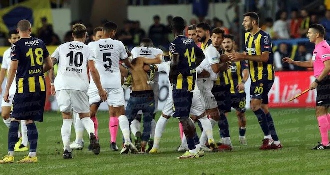 Ankaragücü taraftarı Beşiktaşlı futbolculara saldırdı