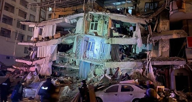 Polisten eş zamanlı operasyon! Depremde yıkılan binalarla ilgili 33 gözaltı kararı!
