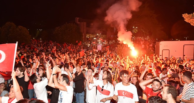 Milli heyecan Beşiktaş'ta Sanatçılar Parkı'nda yaşandı! Başkan Rıza Akpolat Milli Takımı tebrik etti!