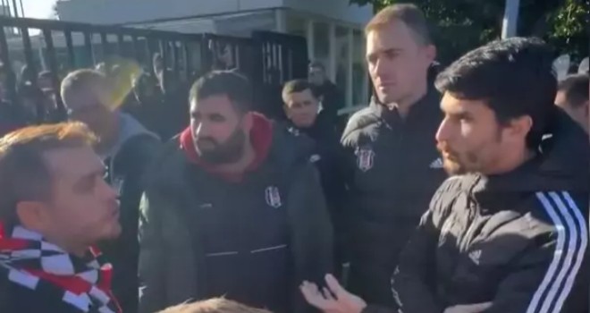 Beşiktaşlı taraftarlardan futbolculara: Bu kapıyı kırarız!