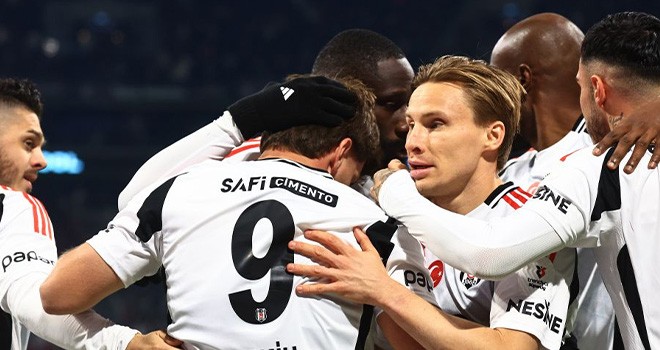 Beşiktaş tribünlerinden tepki! Islık, istifa sesleri!