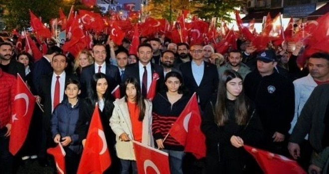 Beyoğlu, Beşiktaş ve Şişli'den binlerce kişi Cumhuriyet için yürüdü!