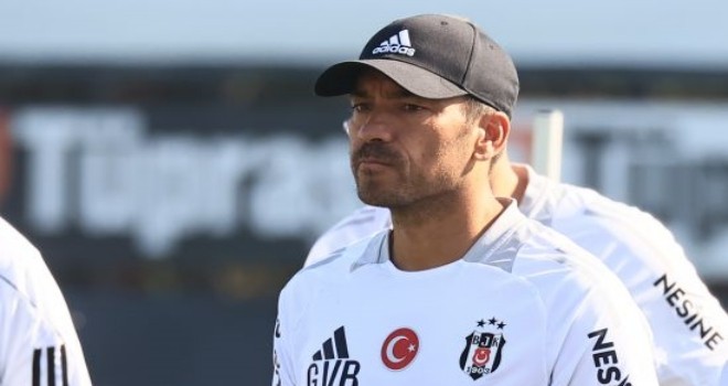 Van Bronckhorst: Beşiktaş’ta forma giyen her futbolcu sistemin önemli bir parçası